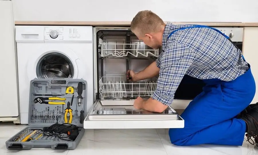 Keçiören Finlux servisi teknisyen ekibi beyaz eşya tamiri yaparken